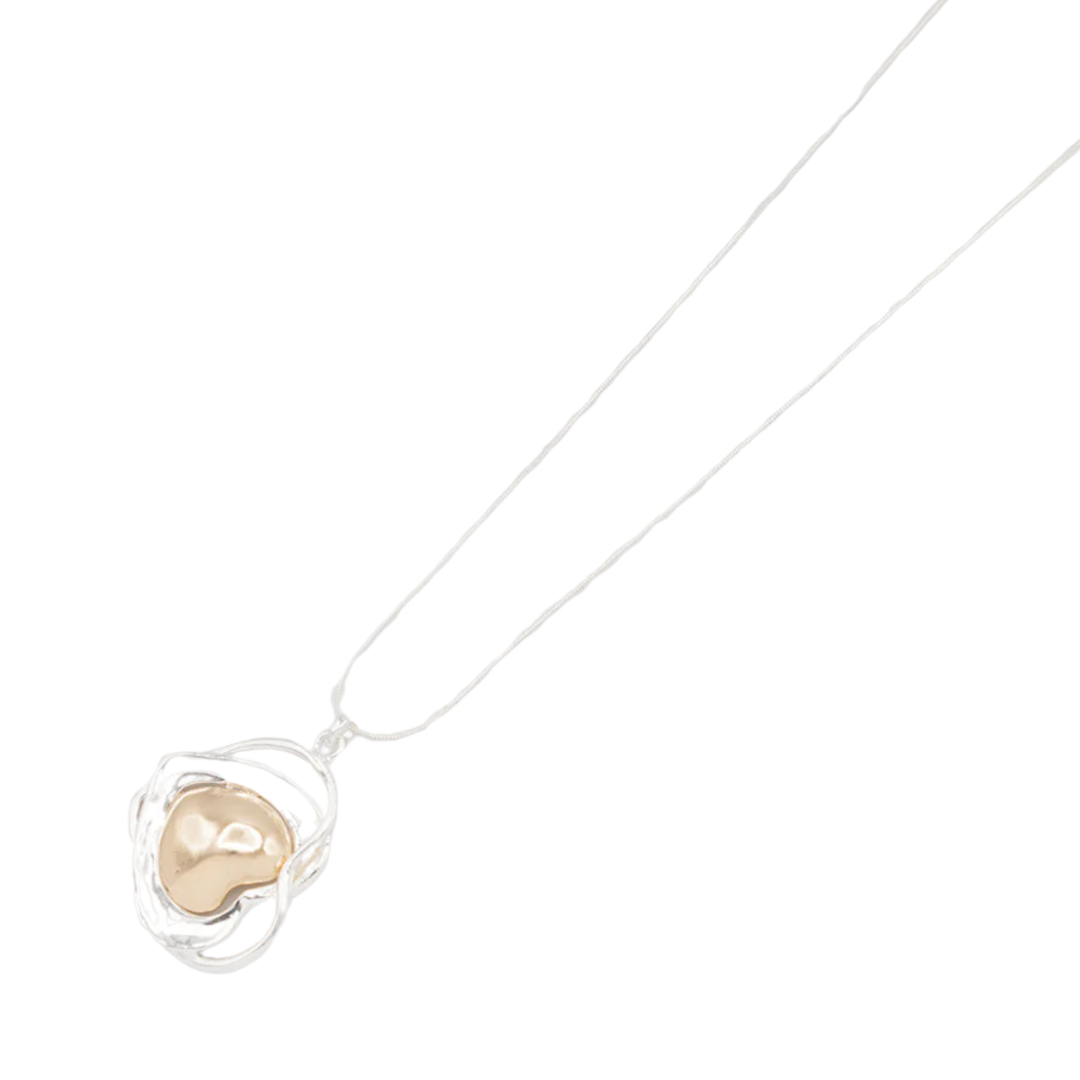 GRAND COLLIER AVEC PENDENTIF MARTELÉ EN MÉTAUX MIXTES CARACOL